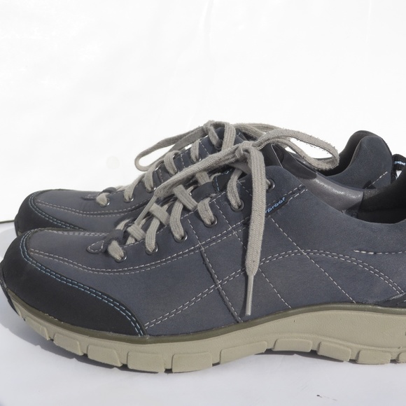 clarks waterproof women's walking shoes